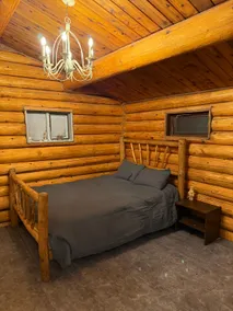 Queest Cabin — Cozy Log Retreat Near Trailhead - Image 3