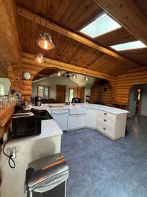 Queest Cabin — Cozy Log Retreat Near Trailhead - Image 5