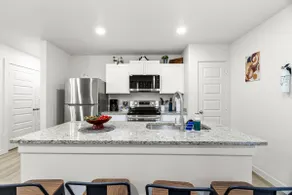 Modern 3BR Beauty Retreat Walk-In Bath & Smart TVs - Image 5