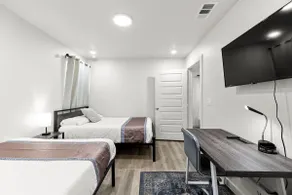 Modern 3BR Beauty Retreat Walk-In Bath & Smart TVs - Image 3