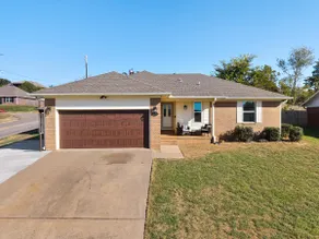 Amy Ln-Newly Remodeled Home w/ Outdoor Dining Area - Image 3