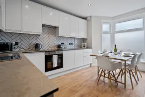 Spacious 5‑Bed House in Pontypridd CF37, Sleeps 10 - Image 2