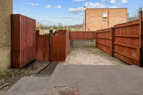 Spacious 5‑Bed House in Pontypridd CF37, Sleeps 10 - Image 4