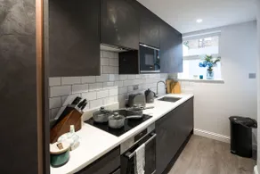 Stylish 1-Bed Flat Near Barons Court Station - Image 4