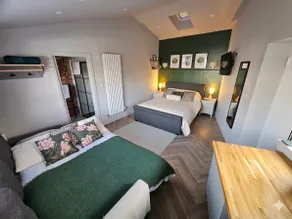 The Vault, Beautiful Studio near airport EV charge - Image 2