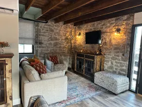 Boutique Carriage House by Historic Square - Image 5