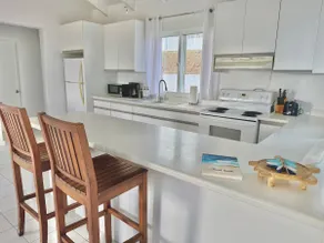 Green Cay - Walk to the Beach - King Bed - AC - Image 5