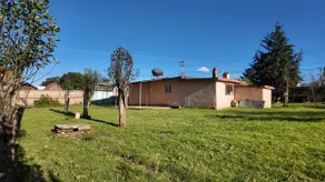Beautiful and large house with green areas, fireplace. - Image 2