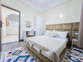 Elegant Apartment, Sea View & Beach 5 Min Away - Image 2