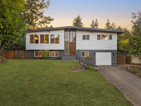 Modern Charmer 4BR/2.5BA Near Seattle, SEA & Mall - Image 2
