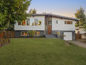 Modern Charmer 4BR/2.5BA Near Seattle, SEA & Mall - Image 3