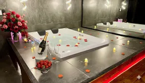 Luxury Private Jacuzzi • BC • 4 People • Couples - Image 2