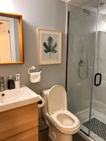 Cozy Modern Studio in Upper Beaches- free parking - Image 5