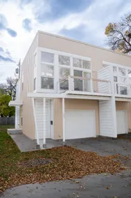 Townhome Hospital District King Bed and Garage - Image 5
