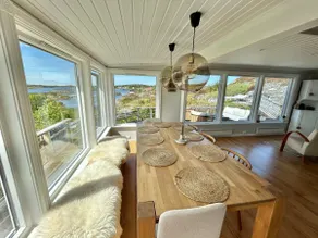 Cottage by the lake with a nice view - Image 4
