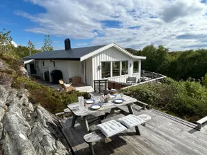 Cottage by the lake with a nice view - Image 2