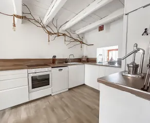 200 sqm house with large garden & parking - Image 3