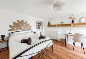 200 sqm house with large garden & parking - Image 4