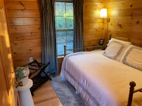 Cliff’s Edge Cottage Lakeview - Tranquil Escape - Image 4