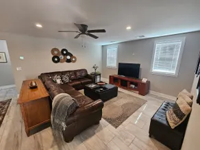 Comfortable 6 bedroom with in-law suite - Image 5