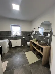 Modern apartment near the airport - Image 4