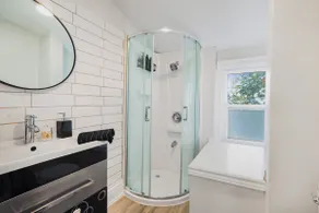 2 BR 1 Bath Apt with Parking and Close to all Amenities - Image 4