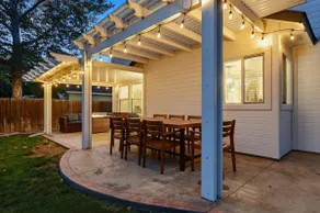 Modern Spacious Home Near Settlers Park Sleeps 16 - Image 3