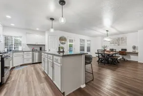 Modern Spacious Home Near Settlers Park Sleeps 16 - Image 4