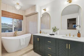 Modern Spacious Home Near Settlers Park Sleeps 16 - Image 5