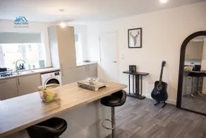 The Pines Villa 2, 6 beds, 2 Sofa beds, Northampton Centre, Home Cinema, Games & EV, Parking for 4, Sleeps 10 - Image 4
