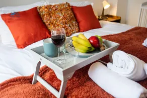 The Pines Villa 2, 6 beds, 2 Sofa beds, Northampton Centre, Home Cinema, Games & EV, Parking for 4, Sleeps 10 - Image 5