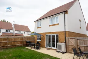 The Pines Villa 2, 6 beds, 2 Sofa beds, Northampton Centre, Home Cinema, Games & EV, Parking for 4, Sleeps 10 - Image 2