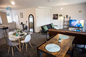 The Pines Villa 2, 6 beds, 2 Sofa beds, Northampton Centre, Home Cinema, Games & EV, Parking for 4, Sleeps 10 - Image 3