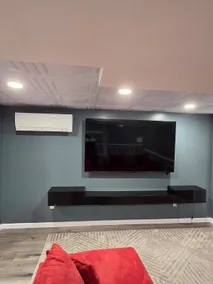 Modern Private Suite with Kitchenette & Smart TV - Image 5