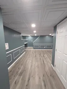 Modern Private Suite with Kitchenette & Smart TV - Image 4