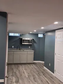 Modern Private Suite with Kitchenette & Smart TV - Image 3