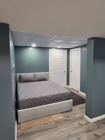 Modern Private Suite with Kitchenette & Smart TV - Image 2