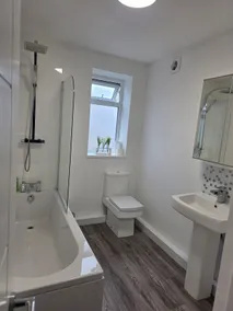 Modern 2-Bedroom Apartment with Free Parking in Warrington - Image 5
