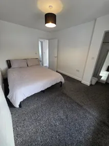 Modern 2-Bedroom Apartment with Free Parking in Warrington - Image 4
