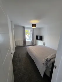 Modern 2-Bedroom Apartment with Free Parking in Warrington - Image 3