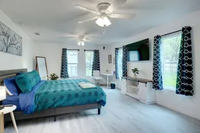 Breezy Getaway, King Beds and TVs Every Room - Image 5