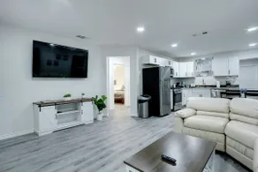 Breezy Getaway, King Beds and TVs Every Room - Image 3