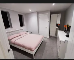 4 sleeps and travel cot- close to beach and restaurants - Image 3