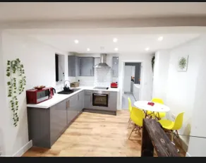 4 sleeps and travel cot- close to beach and restaurants - Image 4