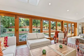 Stylish Nature Bungalow in Surrey - Image 2