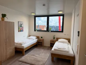 Deluxe 5-Bedroom Apartment with Modern Kitchen and Two Bathrooms - Image 2