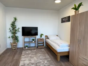 Deluxe 5-Bedroom Apartment with Modern Kitchen and Two Bathrooms - Image 5