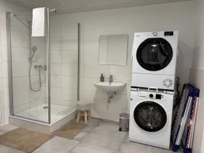 Deluxe 5-Bedroom Apartment with Modern Kitchen and Two Bathrooms - Image 4