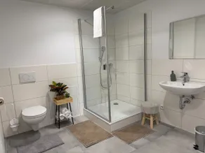 Deluxe 5-Bedroom Apartment with Modern Kitchen and Two Bathrooms - Image 3