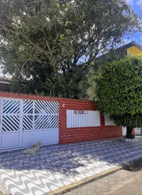 Family home near the beach - Image 4
